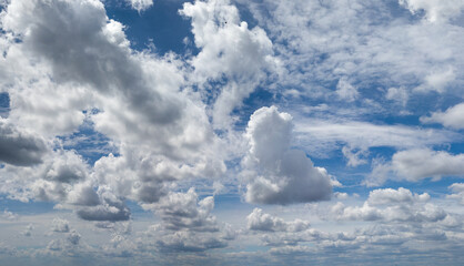 Wolkenhimmel bei Sonnenschein