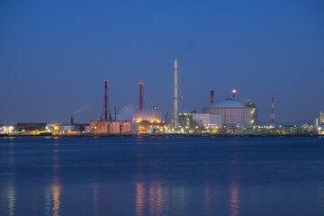 Fototapeta na wymiar 対岸から見た工場夜景