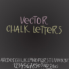 Obraz premium Handwritten vector chalked alphabet. Imitation texture of chalk. Modern hand drawn alphabet. Isolated letters.