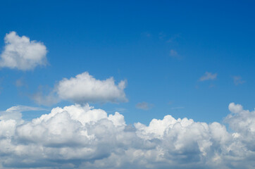 Obraz premium The background of the clouds spreading in the blue sky during the rainy season