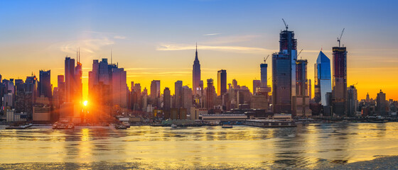 Fototapeta na wymiar Sunrise over Manhattan in New York, USA