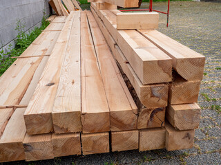 Bauholz auf einer Baustelle