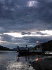 Obraz premium Yukon River Ferry Crossing Dawson City Canada