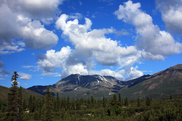 Obraz premium Clouds and mountains Forty Mile Rivershed