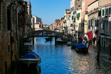Fototapeta na wymiar horizontal panoramic photo of a canal in Venice with many boats