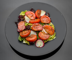 tomato salad with basil, black pepper and garlic