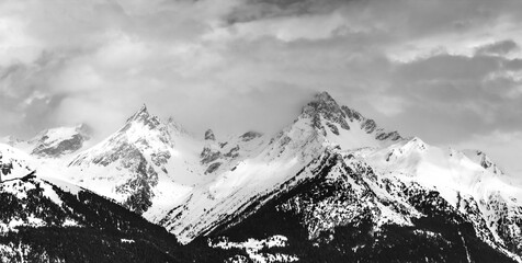 Pics de montagne dans les Alpes françaises en noir et blanc