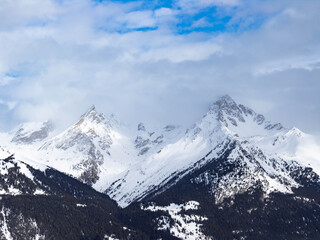 Obraz premium Pics de montagne dans les Alpes de Savoie