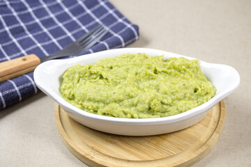 plat de purée de légumes vert