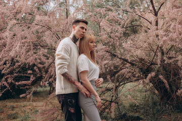 Naklejka premium happy young couple in the park