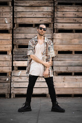Modelo de estilo urbano con gafas de sol.