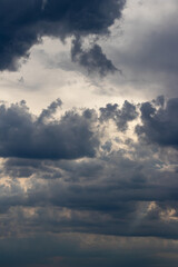 Dramatischer Himmel mit Wolken