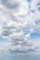 Wolkenhimmel bei Sonnenschein