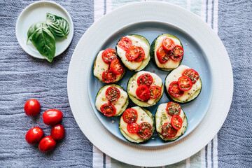 Pizza végétarienne avec tranches de courgettes fromage fondu et tomates cerise