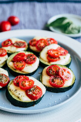 Pizza végétarienne avec tranches de courgettes fromage fondu et tomates cerise