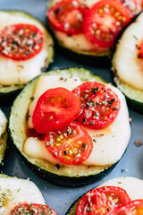Pizza végétarienne avec tranches de courgettes fromage fondu et tomates cerise