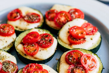 Pizza végétarienne avec tranches de courgettes fromage fondu et tomates cerise