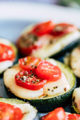 Pizza végétarienne avec tranches de courgettes fromage fondu et tomates cerise