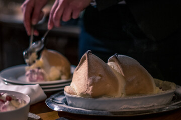 Naklejka premium Salzburger Nockerl traditionelle Süßspeise in Salzburg Österreich