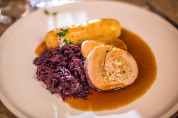 Festliches Weihnachtsessen in Österreich mit Rotkraut Rotkohl und Semmelknödel