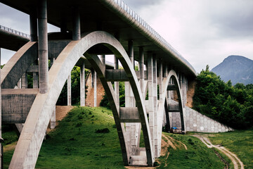 Pont en béton avec des arches - Architecture design pour le transport