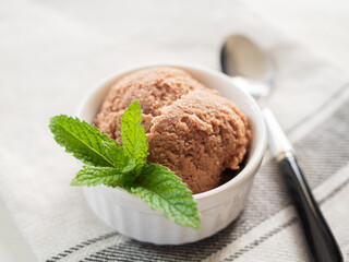 ミントの葉を添えたチョコレートアイスクリーム