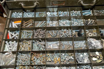 Schrauben in einer Schublade große Auswahl an Kleinteile