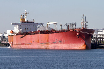 leerer roter Tanker im Hafen am Terminal
