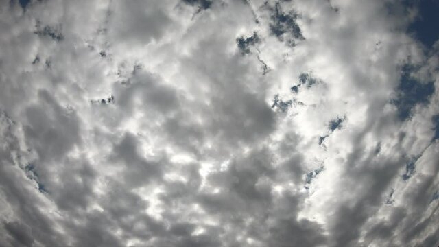 Zeitraffer mit Wolken und Sonne 
Eine Weitwinkel Aufnahme in 4K (UHD) / 16:9 / 50 Mbits / 30 FPS.

Time lapse with Clouds and sun
A wide angle shot in 4K (UHD) / 16: 9/50 Mbits / 30 FPS.
