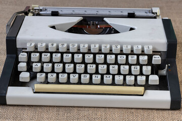 Maquina de escribir vieja