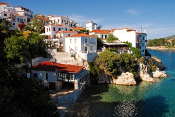 Naklejka premium Grecja, wyspa Skiathos, widok na miasto Skiathos.