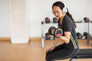 Fototapeta na wymiar Asian woman workout alone in gym, social distancing