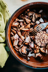 Barbeacue mit gegrilltem Fleisch und Knoblauch 