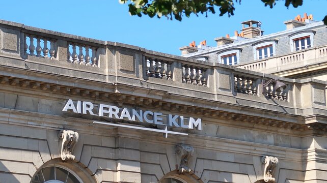 Enseigne d’une boutique Air France KLM à Paris – 30 mai 2020 (France)