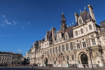 Hôtel de ville / mairie de Paris et son parvis, sous un ciel bleu (France)