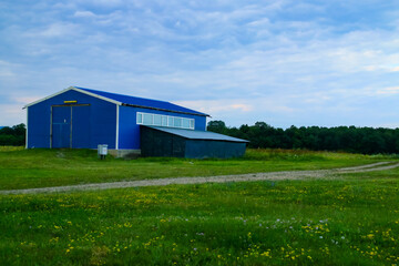 Almac&eacute;n azul en el medio del campo en el distrito de Prahova en Ruman&iacute;a.