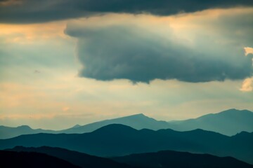 Montañas del Parque Natural Bucegi vistas desde el sur, desde el pueblo de Cap Rosu en el distrito de Prahova en Rumanía. Fondos naturales.