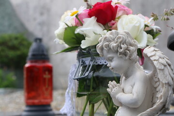 Engelstatue, Steinfigur in Form eines Engels an einem Friedhof, Grabpflege