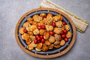 Tasty asian vegetarian appetizer, crunchy rice en peanuts snacks from Japan