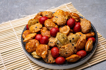 Tasty asian vegetarian appetizer, crunchy rice en peanuts snacks from Japan