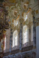 Fototapeta na wymiar Die Wieskirche in Steingaden, Bayern, Deutschland: Bemalte Rundsäulen im Chor Altarraum der berühmten Wallfahrtskirche und Weltkulturerbe