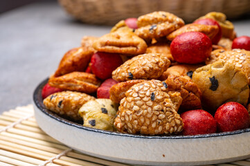 Tasty asian vegetarian appetizer, crunchy rice en peanuts snacks from Japan