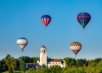 Fototapeta na wymiar Four hot air balloons above the Boise Train Depot