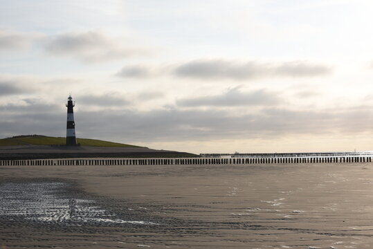 Strand mit Leuchtturm in Zeeland