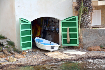 Fototapeta na wymiar Bootsgarage in einem Haus auf Mallorca