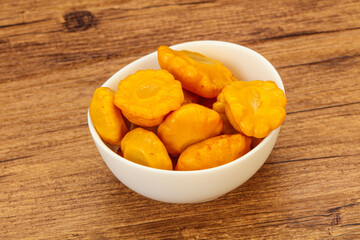 Marinated yellow patisson in the bowl