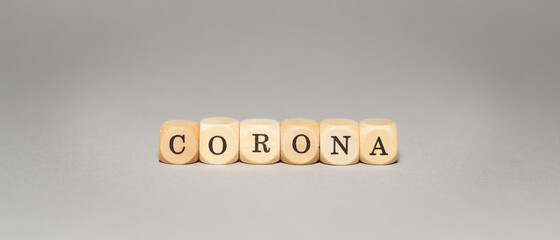 Corona Virus Wort aus Buchstaben Würfeln 3d isoliert auf grauem Hintergrund, Covid 19, Pandemie