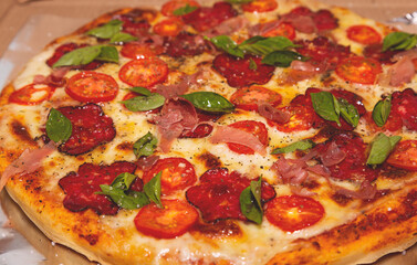 pizza tomate cherry albahaca y salame
