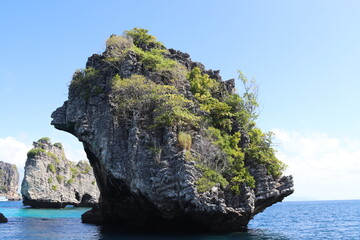 Obraz premium Roches karstiques dans le lagon de Koh Haa, Thaïlande