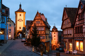 Obraz premium Wieczorny widok ulic Schmiedgasse i Kobolzeller Steige z Plonlein Little Square i Siebers Tower w Rothenburg ob der Tauber, Bawaria, Niemcy. Listopad 2014